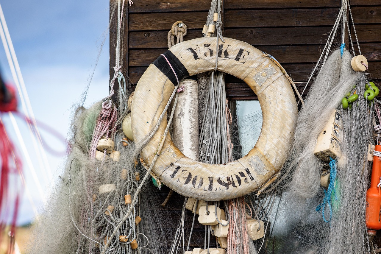 活ガニフルコースを楽しめる漁港近い旅館はどこですか？
