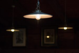 活ガニフルコースを楽しむために騒がしい宿を避けたい理由は？