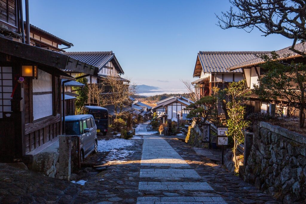 活ガニフルコース宿で温泉と海鮮を楽しむ目的は何ですか？